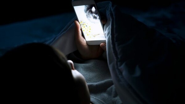 Πάνω από τους μισούς Έλληνες πάνε στο κρεβάτι με το κινητό