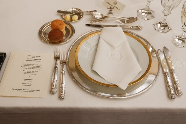 Φωτογραφίες μέσα από το δείπνο για τον πρίγκιπα Κάρολο και την Καμίλα στο Προεδρικό