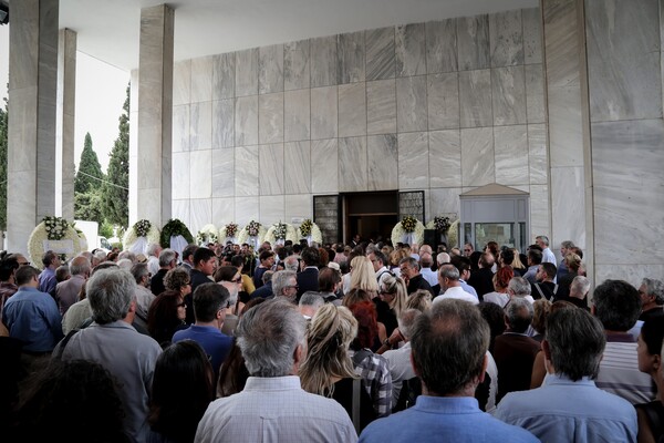 Δεκάδες καλλιτέχνες, πολιτικοί και φίλοι στην κηδεία του Μάνου Ελευθερίου - Συγκινητικό το «αντίο»