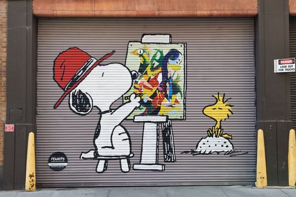 Ο Σνούπι και ο Τσάρλι Μπράουν καταλαμβάνουν τους τοίχους της Νέας Υόρκης