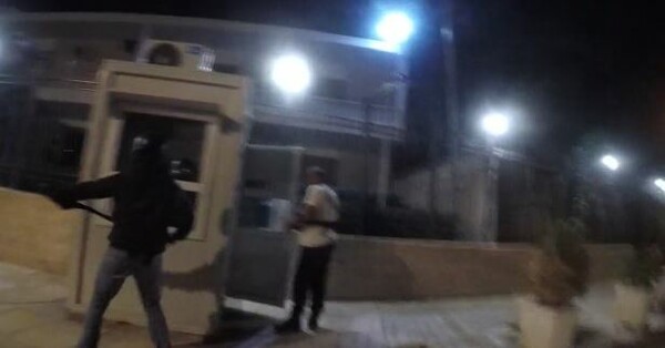 Σάλος με τον αστυνομικό που δεν αντιδρά καθόλου κατά την έφοδο του Ρουβίκωνα στην πρεσβεία του Ιράν