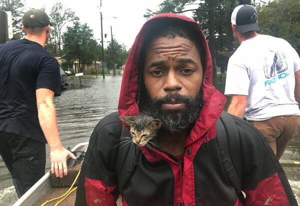 Η συγκλονιστική φωτογραφία από τον κυκλώνα Φλόρενς του άντρα με το βρεγμένο γατάκι στον ώμο του