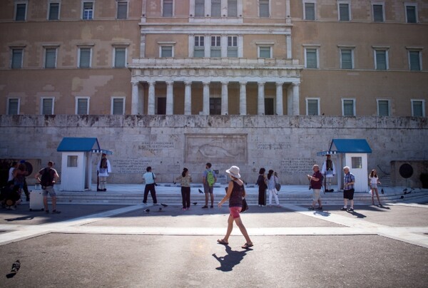 «Κολοσσιαία αποτυχία» η διάσωση της Ελλάδας, λέει ο Guardian