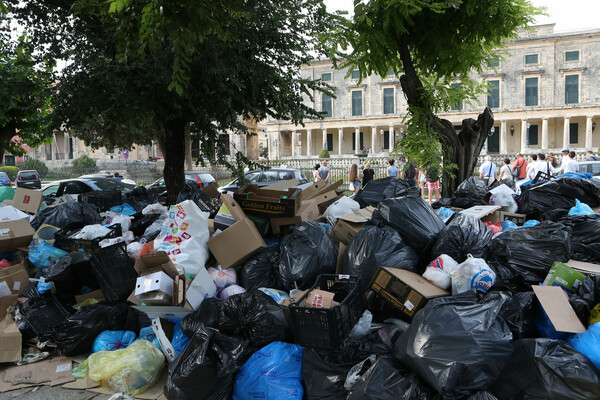 Χιλιάδες τόνοι σκουπιδιών «πνίγουν» την Κέρκυρα