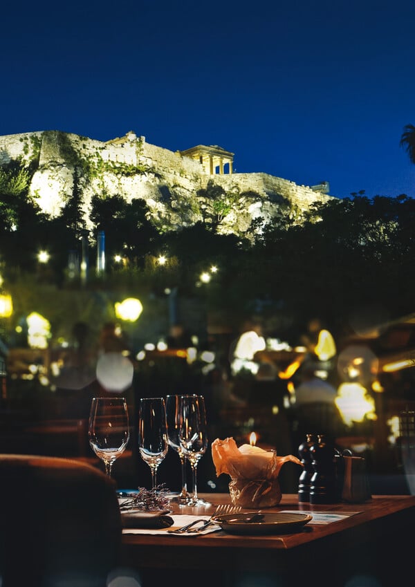 Καταπράσινοι κήποι και ταράτσες με θέα για καφέ, ποτό και φαγητό στην Αθήνα