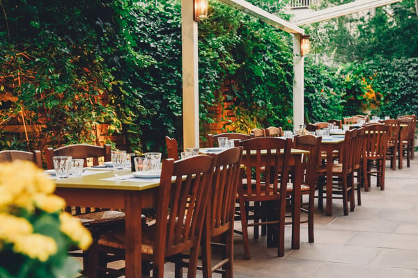 Καταπράσινοι κήποι και ταράτσες με θέα για καφέ, ποτό και φαγητό στην Αθήνα