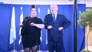 Η στιγμή που ο Νετανιάχου μιμείται το χτύπημα των φτερών της κότας μαζί με τη νικήτρια της Eurovision