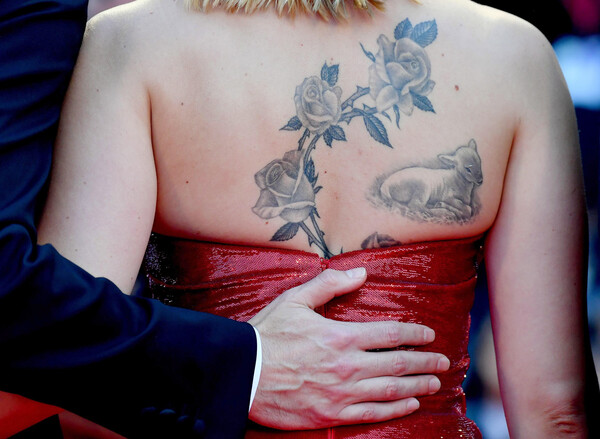 Φεστιβάλ Βενετίας: Όλα τα φλας στην Σκάρλετ Γιόχανσον - Σαγηνευτική με κατακόκκινη τουαλέτα που αποκάλυπτε ένα πελώριο τατουάζ