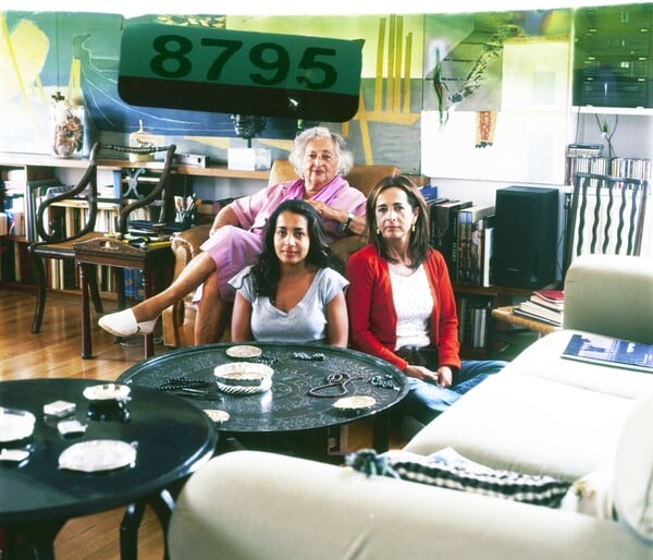 Η γλύπτρια Ναταλία Μελά στο σπίτι της με την κόρη της Αλεξάνδρα και την εγγονή της Ναταλία
