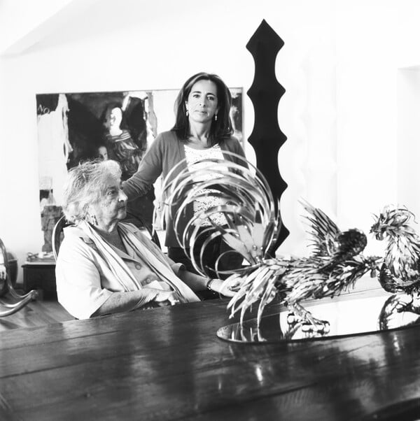 Η γλύπτρια Ναταλία Μελά στο σπίτι της με την κόρη της Αλεξάνδρα και την εγγονή της Ναταλία