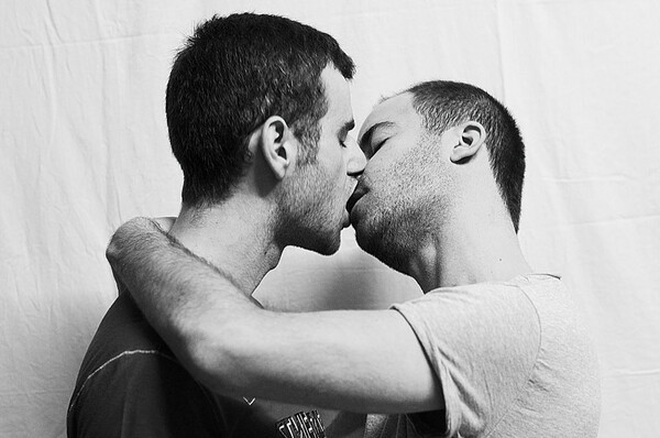 Στο μακρινό 2013 η LiFO είχε βάλει 26 Αθηναίους να φιλιούνται στο στόμα, άνευ ορίων, άνευ όρων