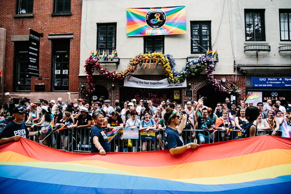 Μετά από 50 χρόνια η αστυνομία της Νέας Υόρκης ζήτησε επισήμως συγγνώμη για την επιδρομή στο γκέι μπαρ Stonewall Inn