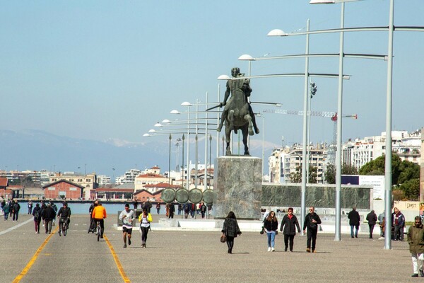 Κορωνοϊός στη Θεσσαλονίκη: Γεμάτη κόσμο η παραλία - Δεν μένουν σπίτι
