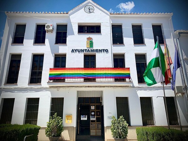 Ισπανία: 3 άτομα κατέβασαν τη σημαία Pride από δημαρχείο - Οι κάτοικοι απάντησαν υψώνοντας 400 δικές τους