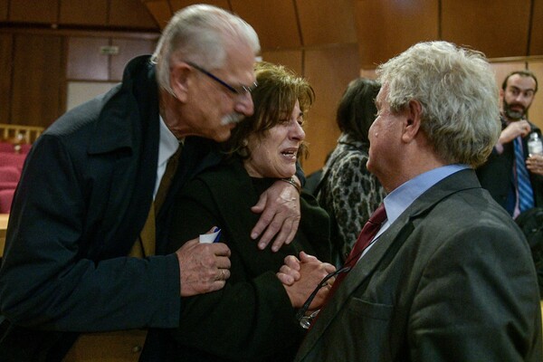 Δίκη Χρυσής Αυγής: Ολοκληρώθηκαν οι αγορεύσεις της Πολιτικής Αγωγής - Η αγκαλιά της Μάγδας Φύσσα στους δικηγόρους