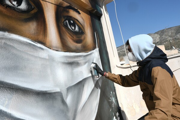 Ένας 16χρονος γκραφιτάς ζωγραφίζει για τον κορωνοϊό σε ταράτσα της Αθήνας