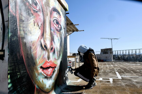 Ένας 16χρονος γκραφιτάς ζωγραφίζει για τον κορωνοϊό σε ταράτσα της Αθήνας