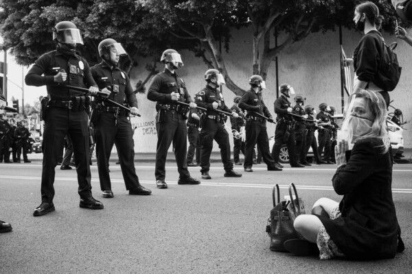 Αποκλειστικό φωτορεπορτάζ από τις διαμαρτυρίες στο Λος Άντζελες για τον θάνατο του Φλόιντ