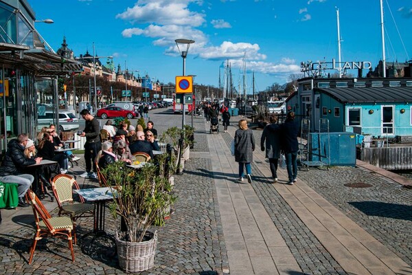 Κορωνοϊός: Η Σουηδία επιμένει - Τι λένε κάτοικοι για την κόντρα στρατηγική, όσο το lockdown δεν έρχεται