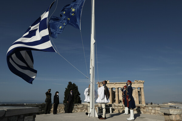 Φωτογραφίες: Έπαρση της ελληνικής και της ευρωπαϊκής σημαίας στην Ακρόπολη- Για την Ημέρα της Ευρώπης