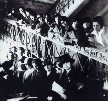 Κοπέλες της ΧΕΝ στο κεντρικό κλιμακοστάσιο των Παλαιών Ανακτόρων. Φωτογραφία, 1924. Αρχείο ΧΕΝ