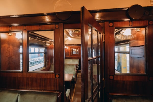 Μέσα στο βαγόνι-εστιατόριο του «Orient Express» λίγο πριν τα εγκαίνιά του στη ΔΕΘ.
