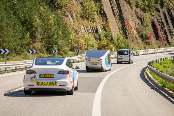 Ολλανδοί φοιτητές έκαναν road trip 3.000 χλμ με ηλιακό τροχόσπιτο δικής τους κατασκευής 