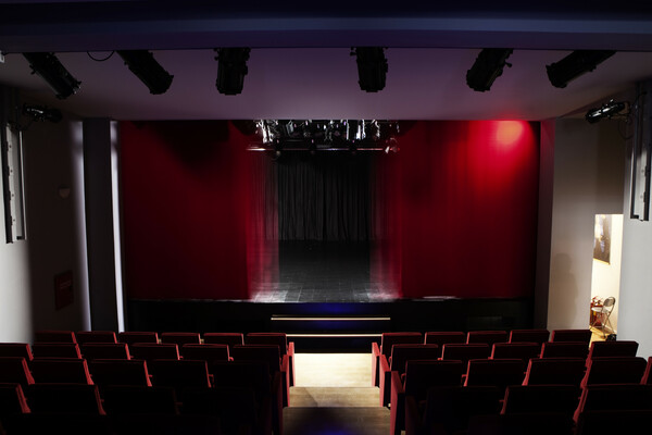 Θέατρο ΕΛΕΡ: Ένας νέος θεατρικός χώρος στην Πλάκα ανοίγει με ένα ενδιαφέρον πρόγραμμα