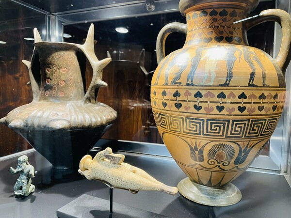 Τέσσερα αμερικανικά μουσεία επιστρέφουν πάνω από 200 αρχαία αντικείμενα στην Ιταλία