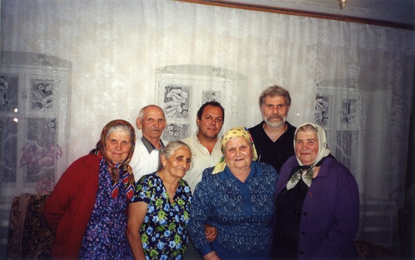 Ο Στέλιος Ελληνιάδης με ηλικιωμένους ομογενείς
