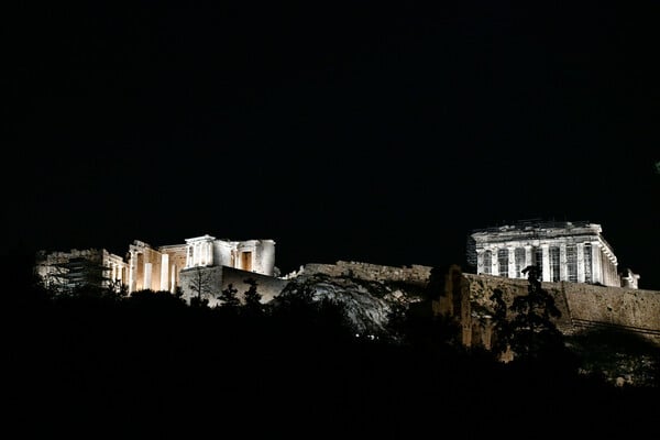 Ώρα της Γης: Η Ακρόπολη στο σκοτάδι- H Ελλάδα σβήνει τα φώτα για τον πλανήτη