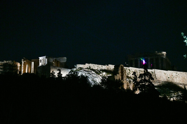 Ώρα της Γης: Η Ακρόπολη στο σκοτάδι- H Ελλάδα έσβησε τα φώτα για τον πλανήτη