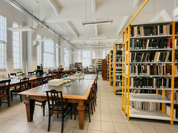 Μέσα στη Βιβλιοθήκη της Βουλής στο παλιό Καπνεργοστάσιο της Λένορμαν 