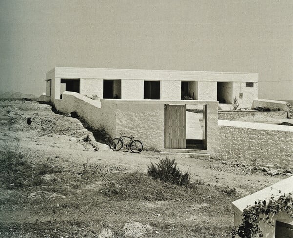 Ο Άρης Κωνσταντινίδης και το ελληνικό καλοκαίρι: Πέντε θερινές κατοικίες που αναδεικνύουν την αρχιτεκτονική του σκέψη και ηθική