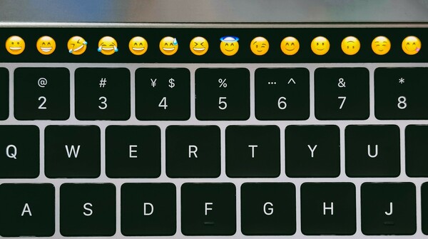 Συγγνώμη, Gen X, το «thumbs up» είναι εχθρικό (κι άλλα 10 emoji σε κάνουν να δείχνεις μεγάλος)