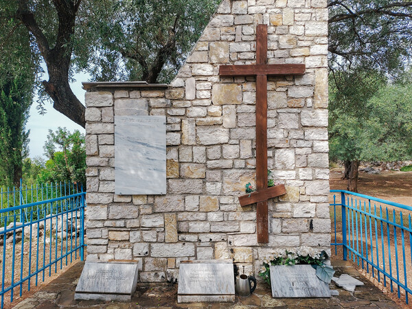 Ερμιόνη Μπρίγκου: Η γυναίκα που φροντίζει τους τάφους έξι Ελλήνων ηρώων που σκοτώθηκαν το 1941 