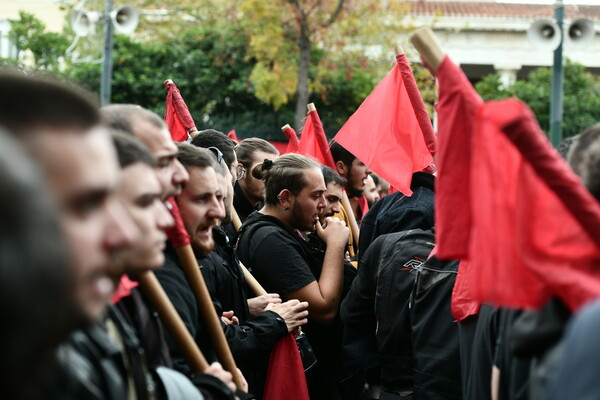 Πολυτεχνείο:11+1 στιγμιότυπα από την μαζική πορεία στο κέντρο της Αθήνας