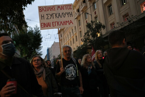 Πολυτεχνείο:11+1 στιγμιότυπα από την μαζική πορεία στο κέντρο της Αθήνας