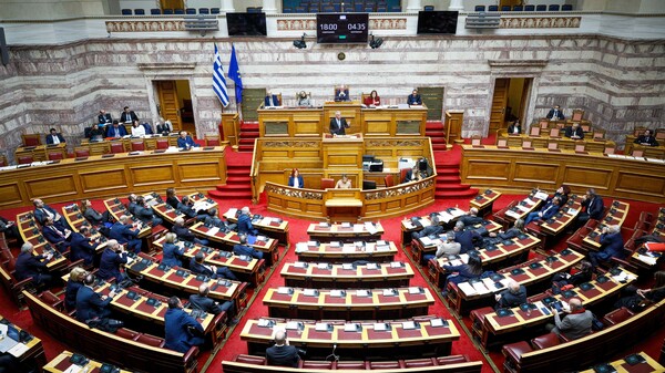 Βουλή: Κόντρα κυβέρνησης – αντιπολίτευσης κατά την τροπολογία για το δικαίωμα κατάρτισης συνδυασμού
