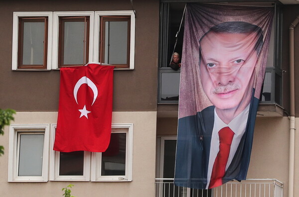 Politico: Γιατί η ΕΕ αγαπά τον Ρετζέπ Ταγίπ Ερντογάν