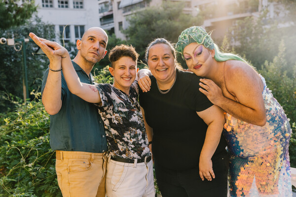 Οι queer κωμικοί της Αθήνας θέλουν να βγούμε από τα σπίτια μας και να γελάσουμε με την ψυχή μας 