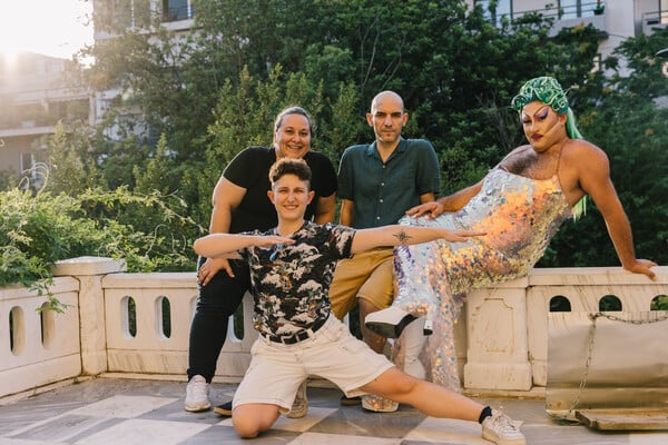Οι queer κωμικοί της Αθήνας θέλουν να βγούμε από τα σπίτια μας και να γελάσουμε με την ψυχή μας 