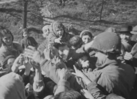 Η στιγμή που αμερικανοί στρατιώτες σώζουν 2.500 Εβραίους από τους Ναζί