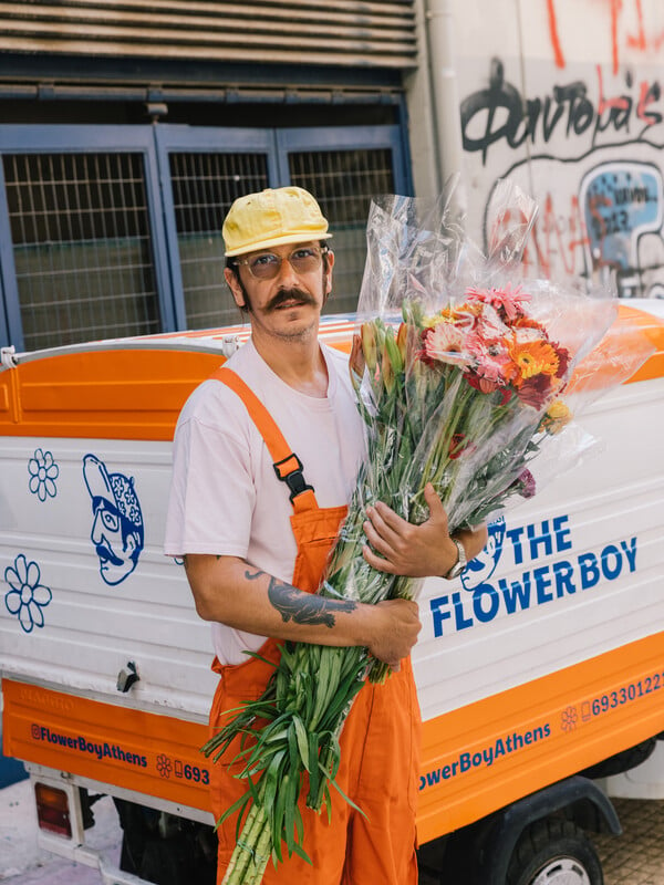 Ανάμεσά μας, στο κέντρο της Αθήνας, κυκλοφορεί πλέον ένα flower boy