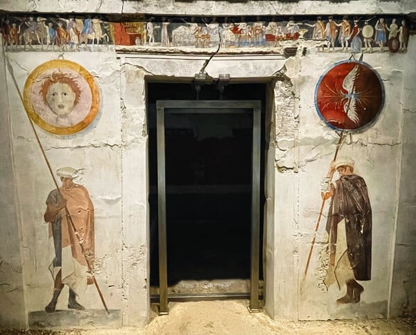Μια σκηνή συμποσίου υψηλής ζωγραφικής σε έναν αρχαίο μακεδονικό τάφο