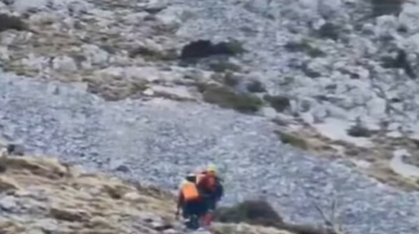 Καρέ - καρέ η διάσωση ορειβάτη από τη Δίρφυ, μετά από τραυματισμό του
