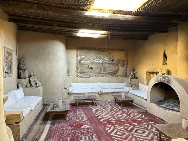Ένα δεκάωρο ταξίδι μέσα στην έρημο για μια επίσκεψη στο οικολογικό, απόλυτα μίνιμαλ αισθητικής ξενοδοχείο Adrère Amellal στην όαση της Σίβα