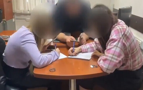 Ρωσία: Έβαλαν πρόστιμο σε δύο γυναίκες που δημοσιοποίησαν βίντεο που φιλιούνται