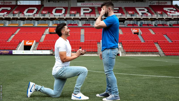 Ο πρώτος ανοιχτά ομοφυλόφιλος ποδοσφαιριστής έκανε πρότασή γάμου στον σύντροφό του στο γήπεδο