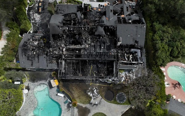 Μέσα στο εντυπωσιακό σπίτι της Κάρα Ντελεβίν που κάηκε ολοσχερώς χθες στο L.A.